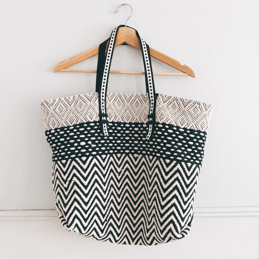 AMERICA & BEYOND > Tote
